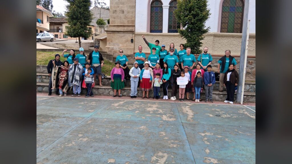 Volunteers and families of Jadán together in the town square